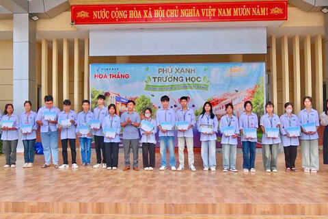 Công an thị trấn Thiệu Hoá tuyên truyền pháp luật và trao quà cho học sinh có hoàn cảnh khó khăn