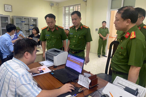 Công an 166 phường, xã đồng loạt ra quân hướng dẫn thủ tục hành chính, tháo gỡ những khó khăn, vướng mắc trong quá trình triển khai chính quyền địa phương hai cấp