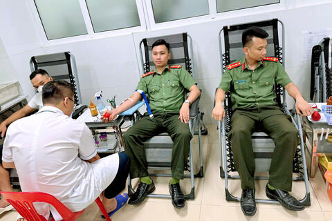 Cán bộ, chiến sĩ Phòng An ninh nội địa kịp thời hiến máu cứu người bệnh nặng