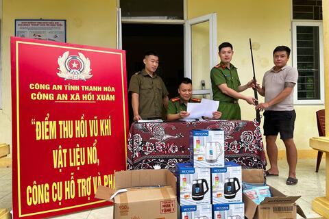 Công an xã Hồi Xuân “Đổi quà lấy vũ khí, vật liệu nổ, công cụ hỗ trợ”