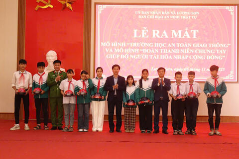 Ra mắt mô hình “Đoàn Thanh niên chung tay giúp đỡ người tái hoà nhập cộng đồng” và "Trường học an toàn giao thông" tại xã Lương Sơn