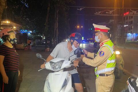 Siết chặt kiểm tra nồng độ cồn dịp cuối năm