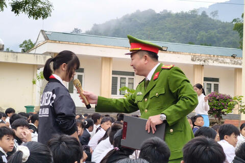 Tuyên truyền pháp luật cho giáo viên, học sinh Trường THCS Quang Chiểu