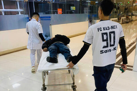 Kịp thời cứu giúp nạn nhân tai nạn giao thông trước cổng đơn vị