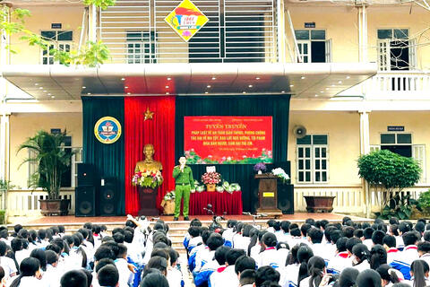 Công an các xã Cổ Lũng, Yên Định tuyên truyền pháp luật cho học sinh