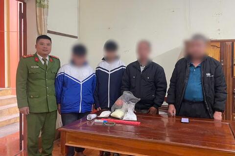 Vận động giao nộp hơn 2kg thuốc pháo và dụng cụ chế tạo pháo nổ