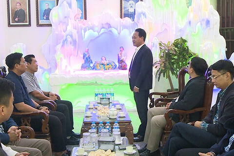 Đại tá Lê Ngọc Anh, Phó Giám đốc Công an tỉnh thăm, tặng quà chúc mừng giáo dân Giáo xứ Tam Tổng nhân dịp Giáng sinh 2025.