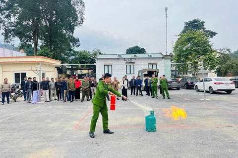 Hơn 500 người dân, học sinh xã Yên Thắng được tập huấn kiến thức, kỹ năng PCCC và CNCH