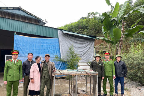 Công an xã Xuân Thái vận động người dân giao nộp 2 cá thể khỉ thuộc loài quý hiếm