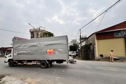 Không nhường đường cho phương tiện đi trên đường ưu tiên, xe mô tô đã va chạm với xe ô tô làm 02 người bị thương