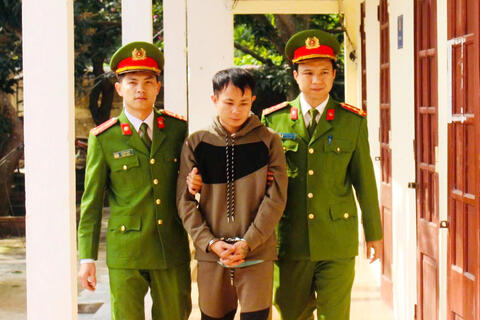 Công an xã Tân Ninh tuần tra đêm bắt giữ đối tượng vận chuyển gần 400 viên ma túy tổng hợp