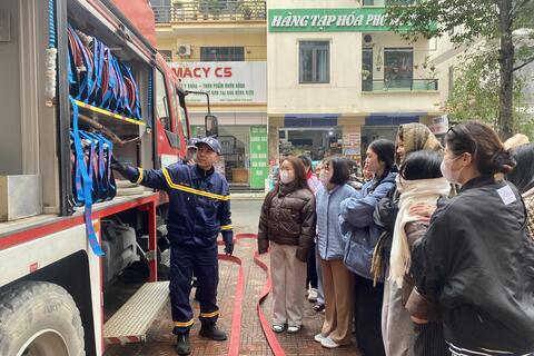 Sôi nổi hoạt động trải nghiệm kỹ năng chữa cháy tại chung cư và trường học