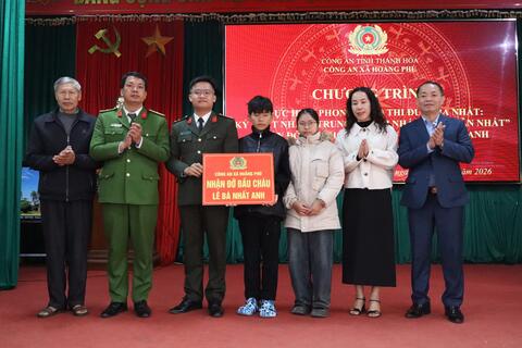 Công an xã Hoằng Phú nhận đỡ đầu trẻ em có hoàn cảnh đặc biệt khó khăn - việc làm nhỏ, ý nghĩa lớn