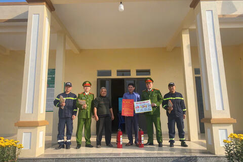 Công an an xã Triệu Sơn tổ chức trao tặng bình chữa cháy và tuyên truyền phòng cháy, chữa cháy tại các điểm bầu cử và nhà văn hóa các thôn
