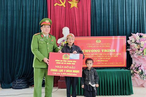 Xuân thắm nghĩa tình, nâng bước em nhỏ khó khăn