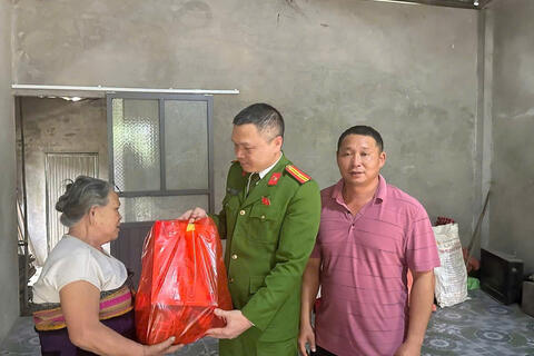 Ấm lòng nghĩa tình những ngày giáp Tết của Công an xã Sơn Điện