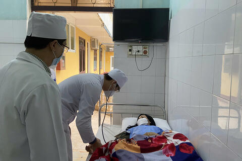 Những chiến sĩ mặc blouse trắng: Tận tụy vì sức khỏe cán bộ, chiến sĩ và Nhân dân