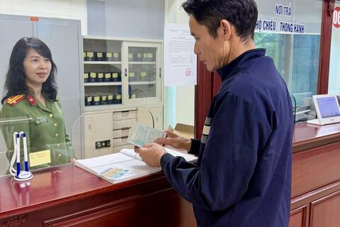 Phòng Quản lý xuất nhập cảnh: Tận tâm hỗ trợ công dân làm hộ chiếu  sang nước ngoài nhận tro cốt con gái