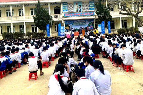 Tuyên truyền pháp luật về trật tự an toàn giao thông cho học sinh Trường THCS Thạch Bình