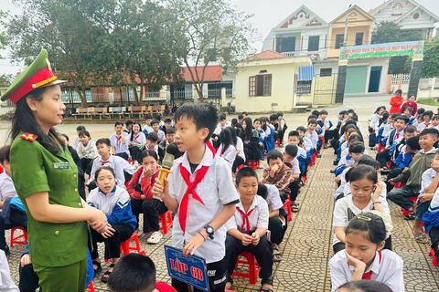 Công an phường Đông Sơn: Đẩy mạnh tuyên truyền pháp luật cho học sinh - vì trường học an toàn, thân thiện