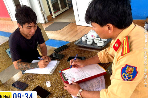 Tạm giữ Giấy phép lái xe của tài xế không chấp hành hiệu lệnh vạch kẻ đường