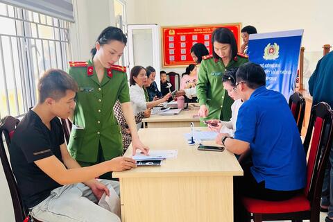 Công an phường Đông Sơn đồng hành cùng người dân liên kết tài khoản an sinh xã hội