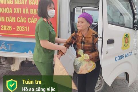 Công an xã Vạn Lộc giúp người già đi lạc trở về với gia đình.