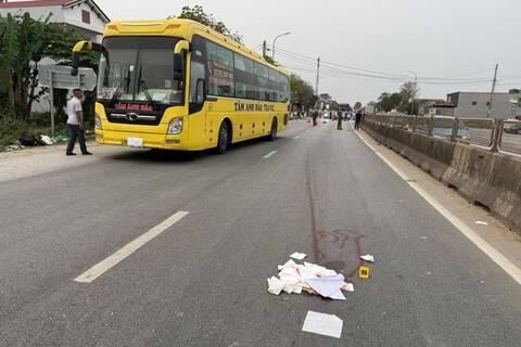 Thanh Hoá: Xảy ra 01 vụ tai nạn giao thông giữa xe ô tô khách và người đi bộ qua đường, làm 01 người tử vong tại chỗ