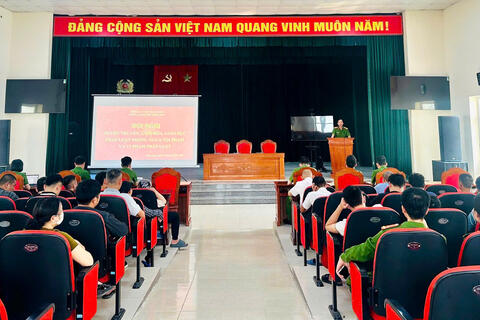 Công an phường Đông Sơn tuyên truyền, cảm hóa, giáo dục pháp luật tại khu dân cư