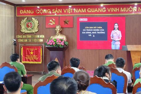 Công an xã Triệu Sơn tuyên truyền pháp luật cho các cơ sở kinh doanh và thanh thiếu niên hư trên địa bàn