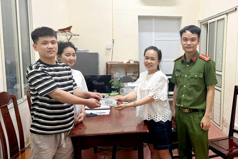 Công an xã Vĩnh Lộc nhanh chóng xác minh, trả lại số tiền 20 triệu đồng cho người dân đánh rơi