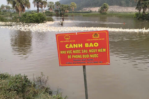 Công an phường Tân Dân cắm biển cảnh báo nguy hiểm tại 24 điểm tiềm ẩn nguy cơ đuối nước