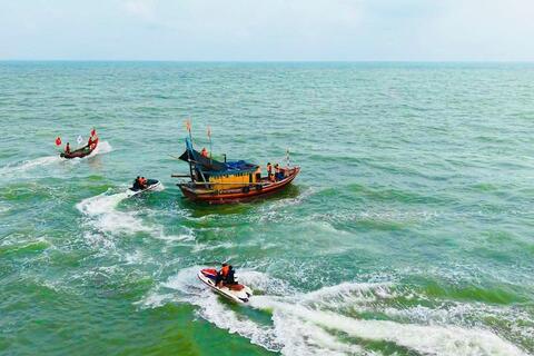 Công an tỉnh ra quân bảo đảm an ninh trật tự du lịch biển và diễn tập phương án cứu nạn, cứu hộ, sơ cấp cứu trên biển Sầm Sơn năm 2026