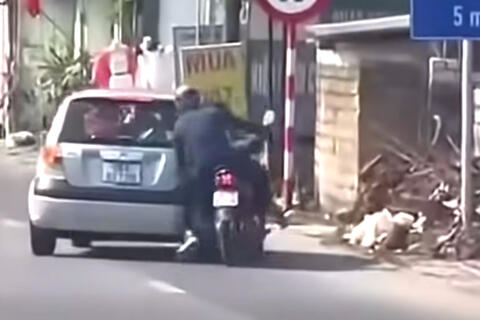 Nhanh chóng xác minh, làm rõ clip xe ô tô chèn ngã người đi xe máy trên quốc lộ