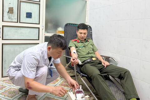 Công an xã Pù Nhi hiến máu giúp bệnh nhân vượt qua cơn nguy kịch