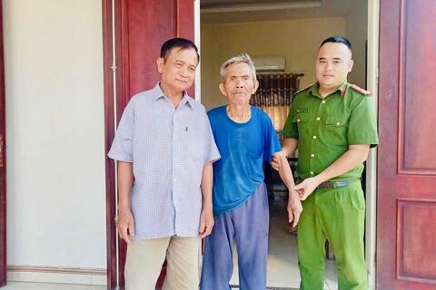Công an phường Đào Duy Từ giúp cụ ông cao tuổi đi lạc trở về nhà an toàn