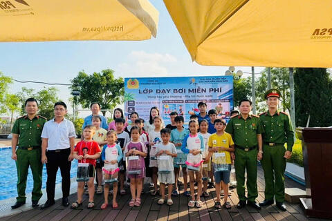 Lớp dạy bơi miễn phí cho trẻ em - Mô hình ý nghĩa vì một mùa hè an toàn