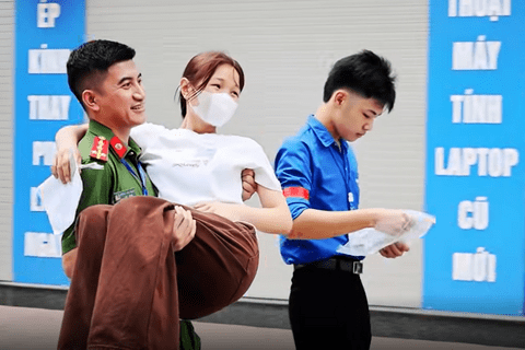 Công an xã Yên Định hỗ trợ thí sinh mới mổ ruột thừa vào phòng thi kịp thời