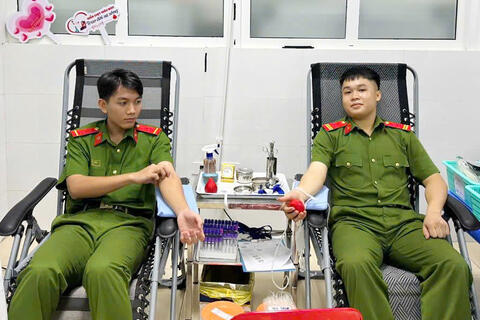 Hai chiến sĩ Cảnh sát cơ động hiến máu khẩn cấp cứu người qua cơn nguy kịch