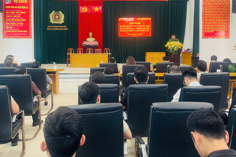 Phòng Cảnh sát giao thông phối hợp với Công an phường Hạc Thành tuyên truyền pháp luật về trật tự, an toàn giao thông cho chủ doanh nghiệp và đội ngũ lái xe