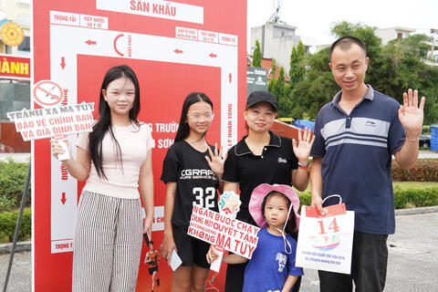 Không khí sẵn sàng trước giờ khai mạc Lễ mít tinh và Giải chạy bộ phong trào "Chung một quyết tâm xây dựng xã, phường không ma túy"