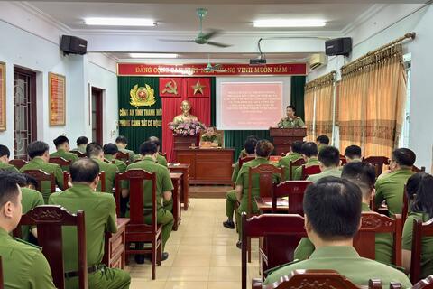Đại tá Kim Duy Cương, Phó Giám đốc Công an tỉnh làm việc với Phòng Cảnh sát cơ động về kết quả công tác 6 tháng đầu năm 2026