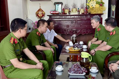 Lãnh đạo Công an tỉnh thăm, tri ân gia đình các đồng chí nguyên lãnh đạo Công an Thanh Hóa