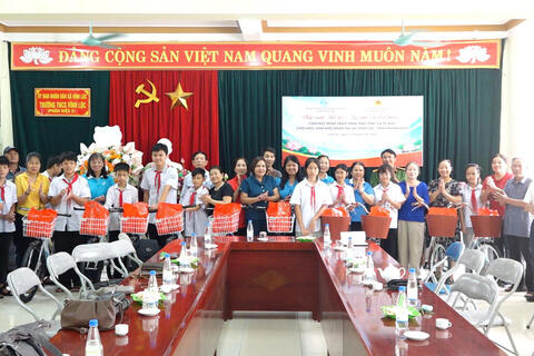 Công an xã Vĩnh Lộc phối hợp với Hội LHPN phường Cầu Giấy, Thành phố Hà Nội trao tặng máy tính và xe đạp cho học sinh có hoàn cảnh khó khăn