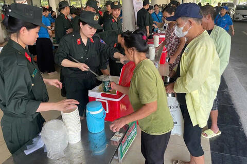 Nồi cháo nhân ái - gửi yêu thương đến bệnh nhân