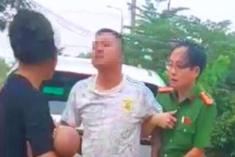Kịp thời khống chế đối tượng cầm dao đuổi đánh người trên đường