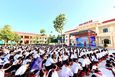 Công an xã Vân Du đẩy mạnh tuyên truyền pháp luật ngay từ đầu năm học mới
