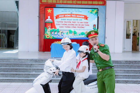Công an phường Sầm Sơn tuyên truyền, phổ biến, giáo dục pháp luật tại Trường Tiểu học Kim Đồng
