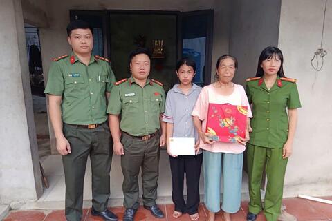 Công an xã Hoằng Tiến thăm hỏi, tặng quà Trung thu cho trẻ em có hoàn cảnh khó khăn