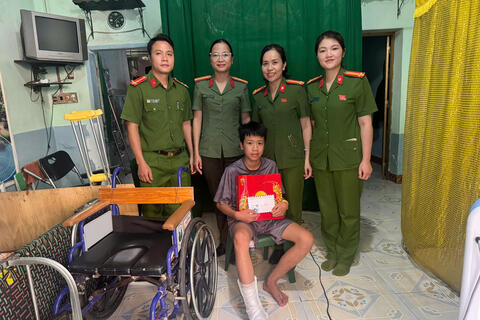Ấm áp nghĩa tình Trung thu với con nuôi, em nuôi của Công an phường Hạc Thành
